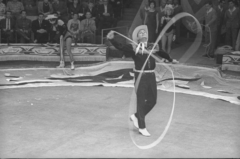 Цирковой артист с лассо, 1950-е, г. Москва