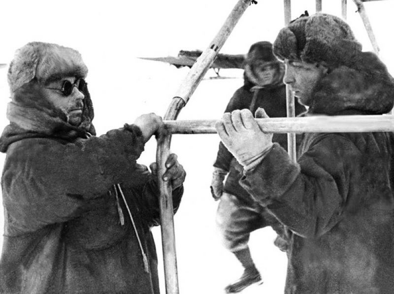 Натягивание брезентового покрытия на каркас жилой палатки на станции «Северный Полюс», май 1937