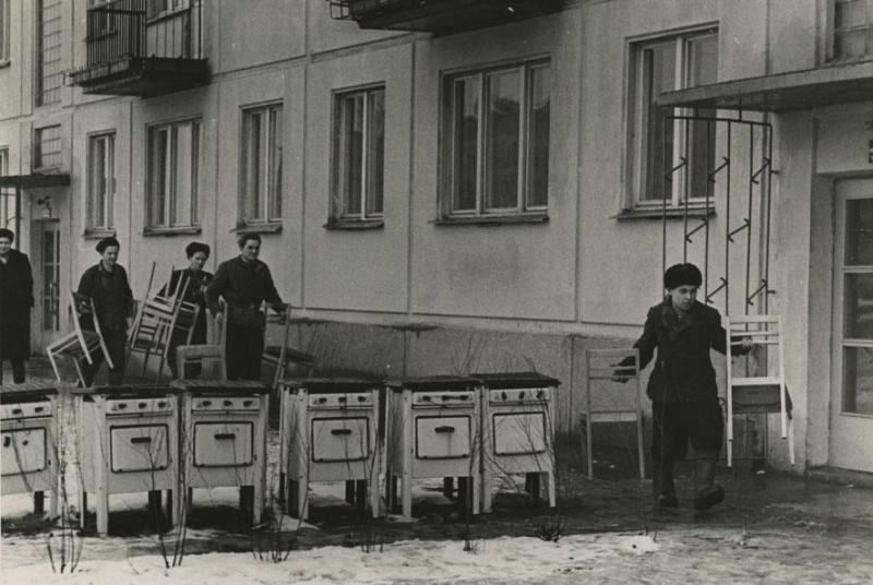 Перед домом, 1966 - 1972, Узбекская ССР. Выставка «Хлопоты на кухне» с этой фотографией.