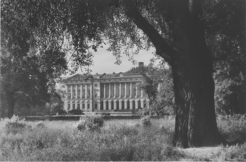Фасад Михайловского дворца, 1946 - 1949, г. Ленинград. Вид из сада.