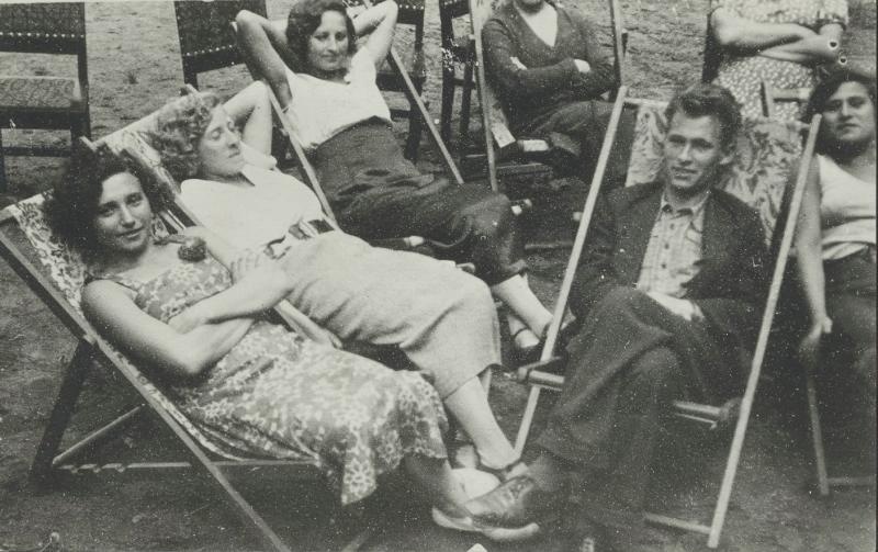 На отдыхе. Справа – фотограф Сергей Коршунов, июнь - август 1934