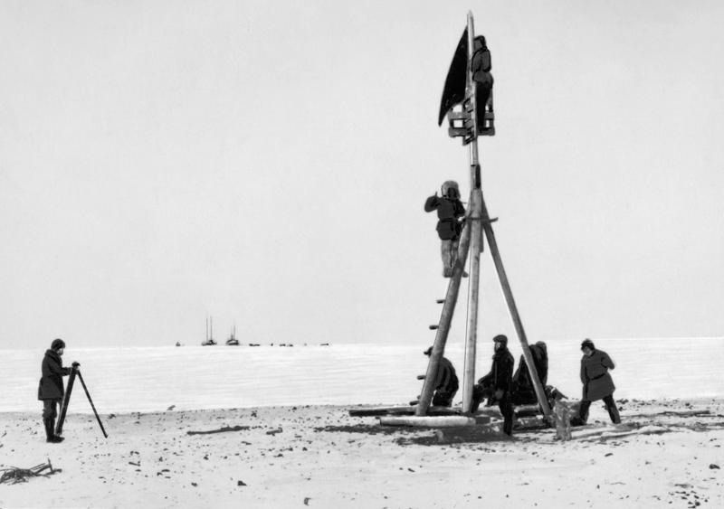 Постройка навигационного знака. Северный морской путь, 1930-е, Северный полюс. Видео «Неизведанные края Отто Шмидта» с этой фотографией.