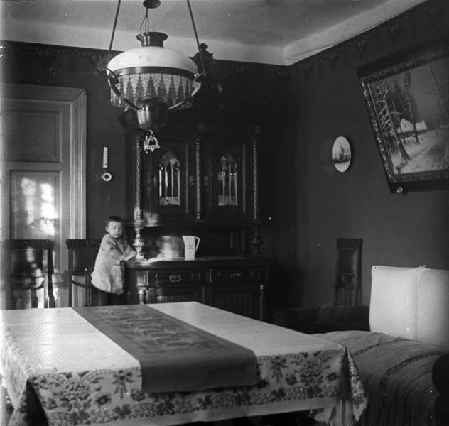 Без названия, 1910-е. Выставка «В комнатах» с этой фотографией.