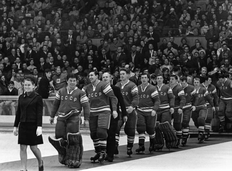 Хоккейная сборная СССР – чемпион Олимпийских игр 1968 года, 17 февраля 1968, г. Гренобль. Выставка «Советские покорители Олимпа» с этой фотографией.