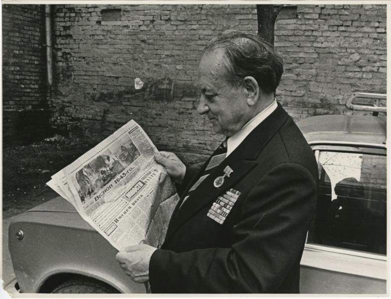 Виктор Темин с газетой у автомобиля, 1 января 1980 - 31 января 1987