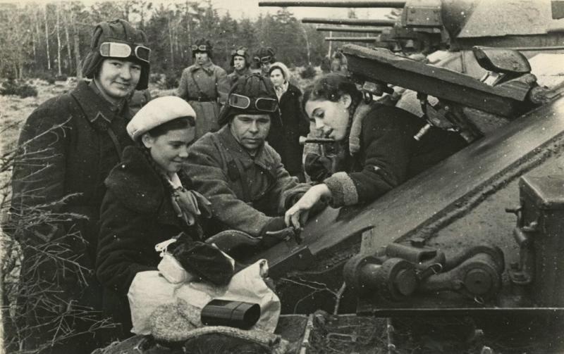 Пионеры в танковой дивизии. Передача фронту танковой колонны «Московский пионер», 9 ноября 1942