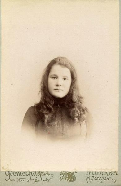 Портрет девушки, 1905 год, г. Москва. Альбуминовая печать.