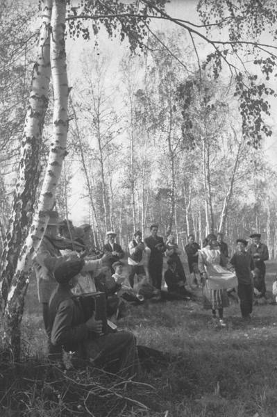 Занятия сводного национального ансамбля художественной самодеятельности в Березках, 1937 год, г. Магнитогорск