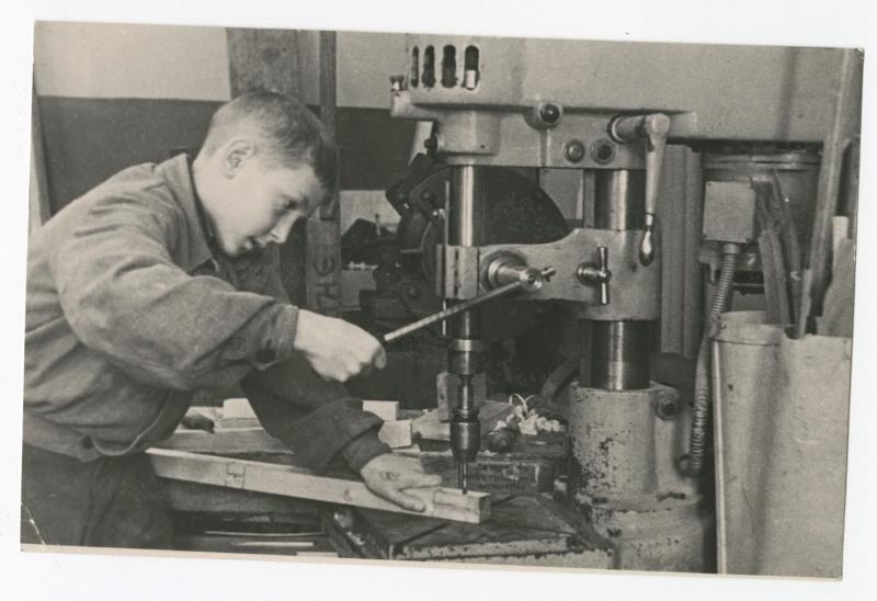 Школьник за станком, 1941 - 1945