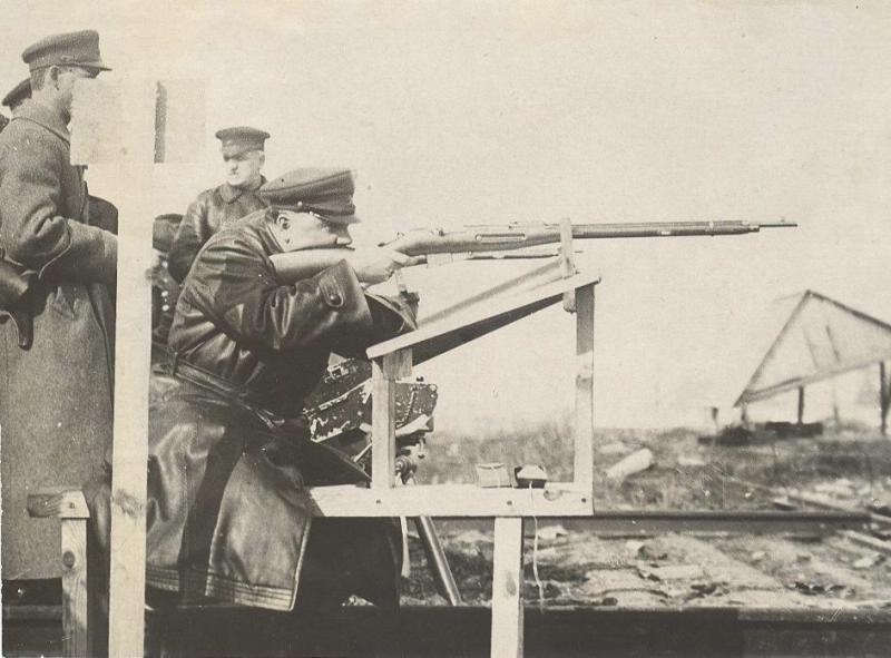 «Клим Ворошилов показывает, как надо стрелять», 1930-е. Видео «Учись стрелять по-ворошиловски» с этой фотографией.