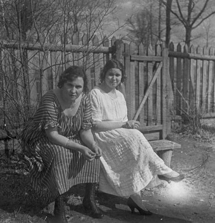 Две женщины (одна из них - А.Н Авдонина) на лавочке в палисаднике, 1920-е. Выставка «Дача, прощай!» с этой фотографией.