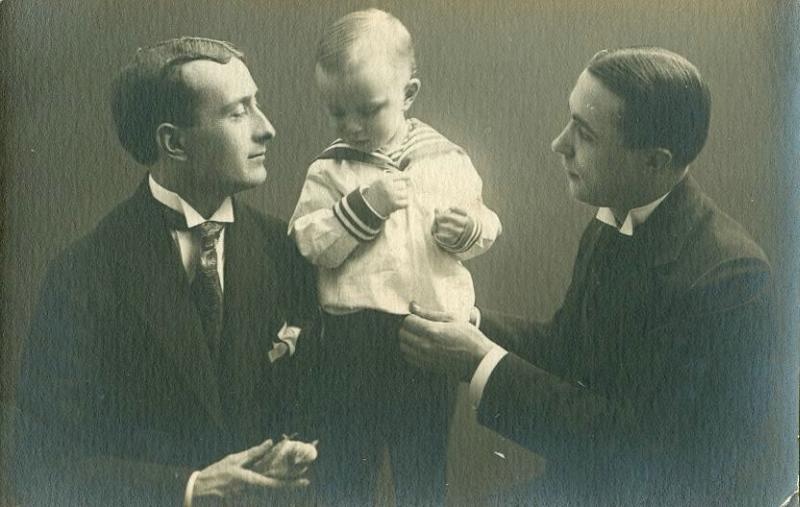 Портрет двух мужчин с маленьким мальчиком, 1910-е