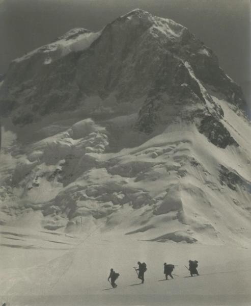 Альпинисты в горах Тянь-Шаня, 1933 год, Киргизская АССР. Выставка «Горы, "ФЭД", Шиманский» с этой фотографией.