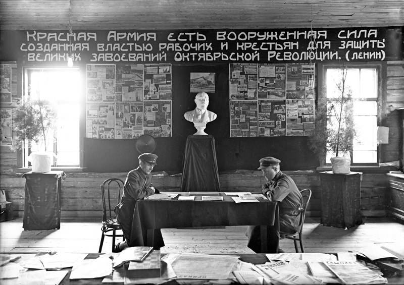 Политуголок, 1930-е, г. Галич. Выставка «Головы и бюсты» с этой фотографией.