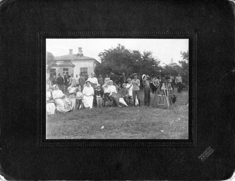 Группа людей, наблюдающих солнечное затмение, 21 августа 1914, Таврическая губ., г. Феодосия