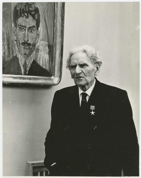 Мартирос Сарьян на фоне Автопортрета, 1965 год