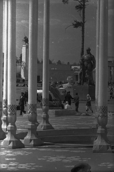 ВСХВ. Около павильона Узбекской ССР. Скульптура «Пограничник с собакой», 1939 год, г. Москва