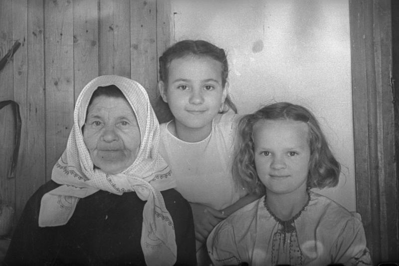 Пожилая женщина и две девочки, 1940 год