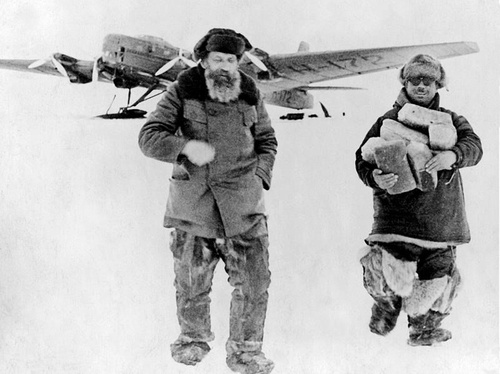 Отто Шмидт и Иван Папанин идут от самолета «Н-172». Первая высокоширотная воздушная экспедиция, 1937 год
