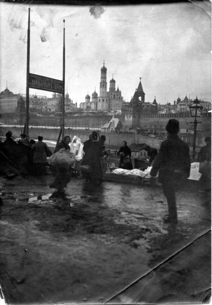 Торговые ряды у Москвы-реки, 1910 - 1917, г. Москва. Авторство снимка приписывается Алексею Мазурину.