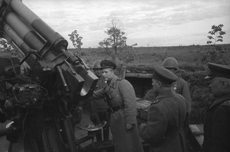 Военнослужащие у зенитного орудия, 1943 - 1945
