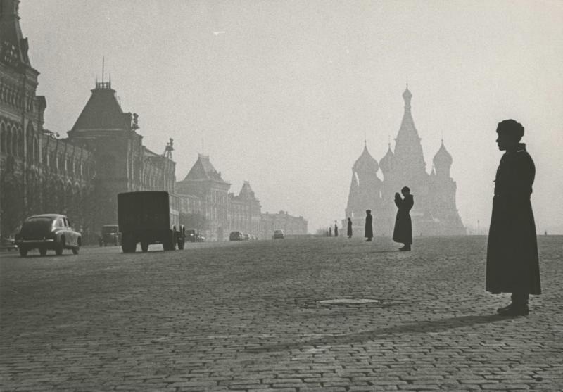 Красная площадь утром, 1960 - 1962, г. Москва. Выставка «Утро в городе» с этой фотографией.
