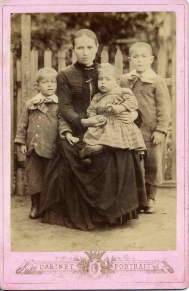 Портрет женщины с детьми, 1880-е