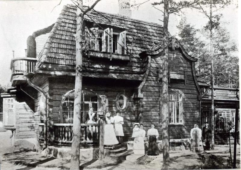 Перед домом, 1910-е