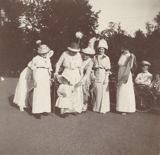 Женщины с девочкой, 1900-е. Выставка «Женщина Прекрасной эпохи» с этой фотографией.&nbsp;