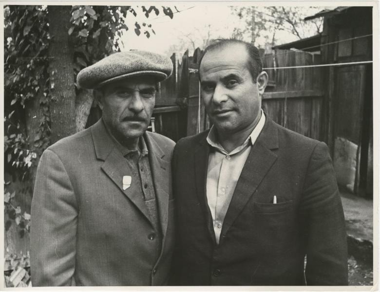 Григорий и Артавас Оганян во дворе дома, 1970-е