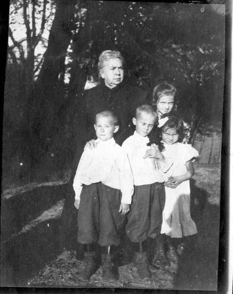 Бабушка с внуками, 1907 год. Выставка «Бабушки, дедушки и внуки» с этой фотографией.&nbsp;
