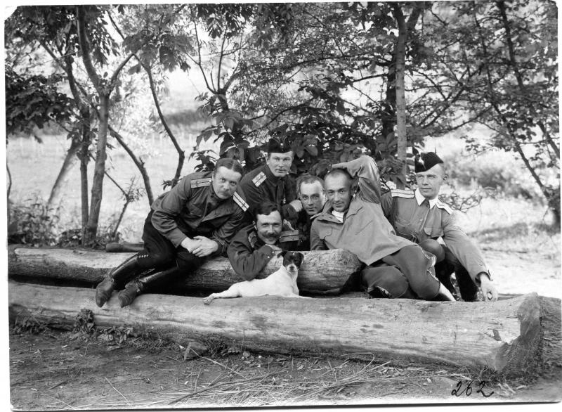 Групповой портрет авиаторов, 1914 - 1916. В центре снимка в первом ряду – летчик Кульзин. Слева от него, предположительно, военный летчик Донат Адуевич Макиенок.