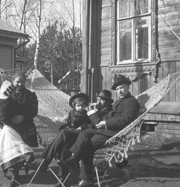 В палисаднике, 1910-е, Московская губ., Московский у., пос. Новогиреево