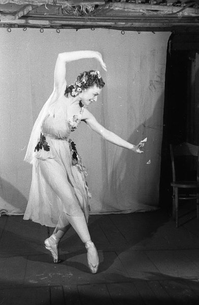 Фото "Нина Чорохова (Чкалова) репетирует партию Вакханки в ...