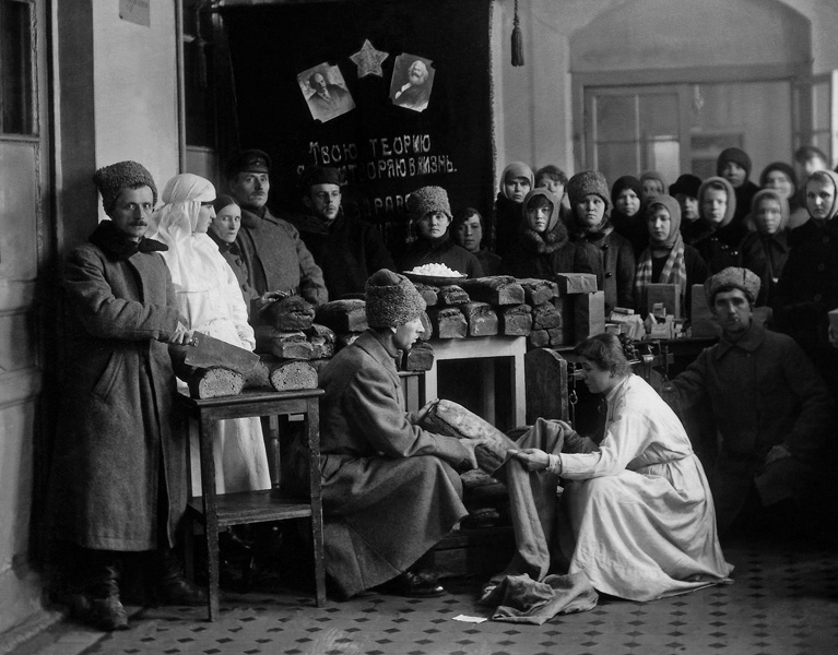 Выдача хлеба для 38 раненых красноармейцев, 1918 год, г. Петроград. Выставки&nbsp;«Революция и Гражданская война»&nbsp;и «Хлеб – всему голова!» с этой фотографией.