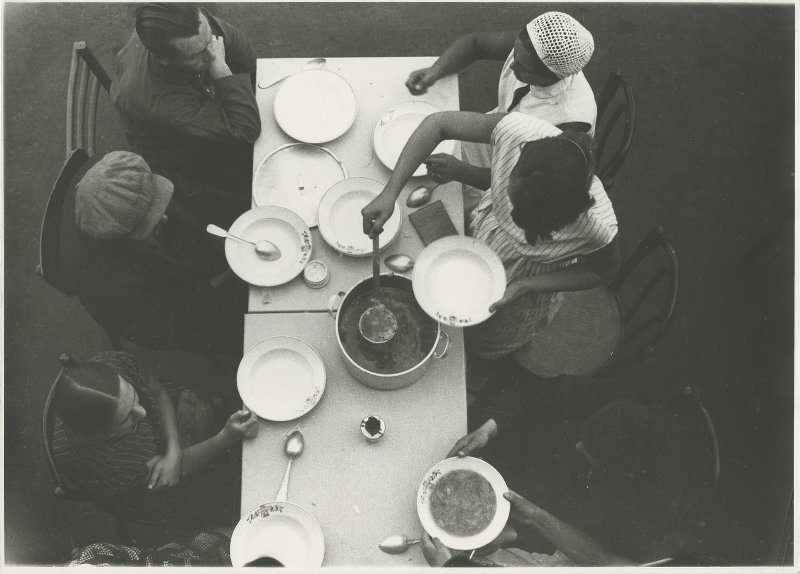 Обед. Фабрика-кухня, 1932 год, г. Москва. Выставки&nbsp;«Bon appetit!»,&nbsp;«Из истории общепита»,&nbsp;«Суп насущный», «1932-й. До и после. Родченко», «Обеденный перерыв!» с этой фотографией.