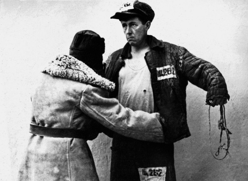 Ссыльный Александр Солженицын в лагерной телогрейке, март 1953, Джамбульская обл., аул Кок-Терек