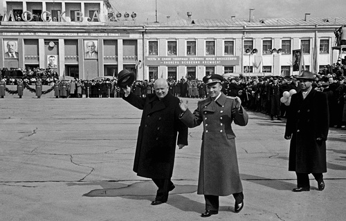 Никита Хрущев и Юрий Гагарин, 14 апреля 1961, Аэропорт Внуково. Москва