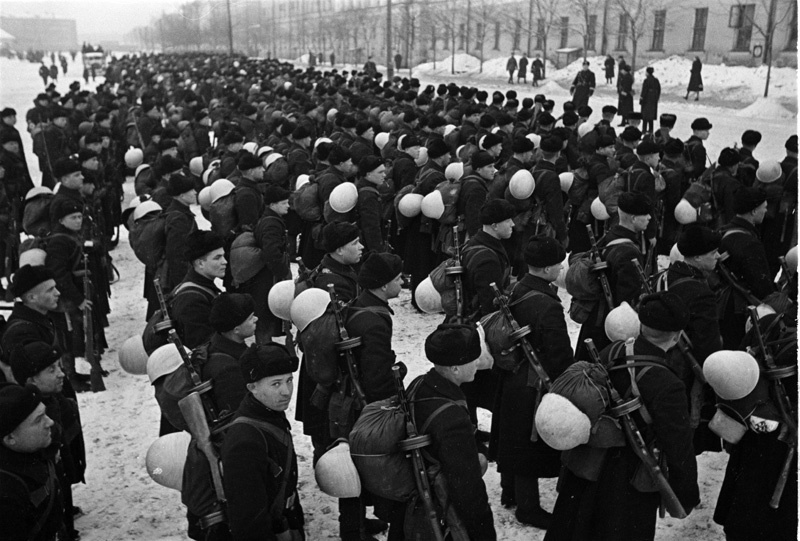 «Резервы идут на фронт», 22 июня 1941 - 31 декабря 1941, г. Москва. Выставка «Скорей бы ужин и отбой, скорей бы дембель и домой» с этой фотографией.