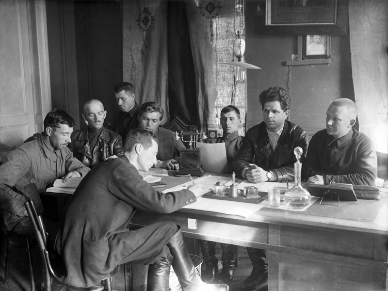 Заседание УИК, 1926 год, г. Галич. Выставка «Алло, кто говорит?» с этой фотографией.