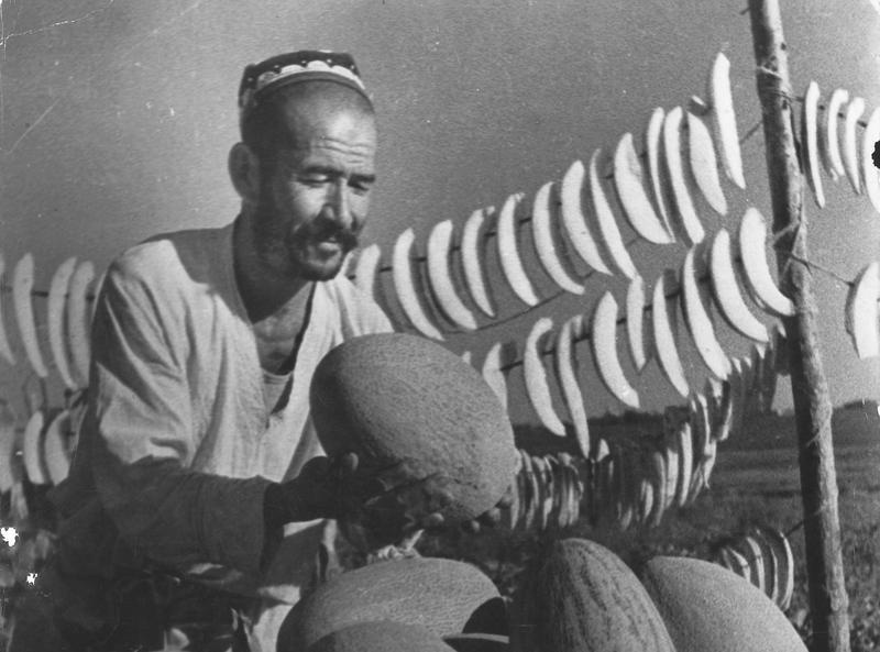 Торговец дынями, 1930-е, Узбекская ССР. Выставка «Арбуз или дыня?» с этой фотографией.
