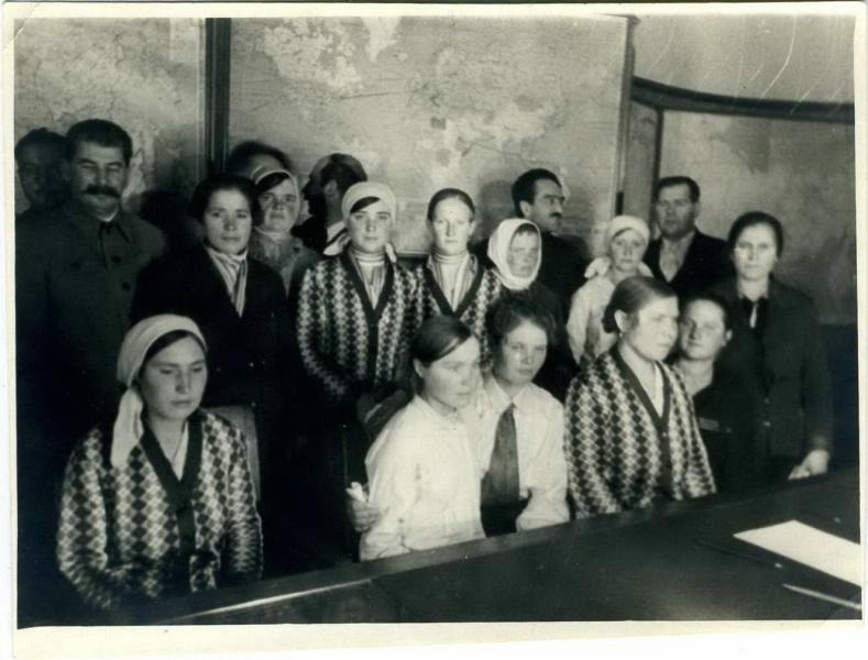 Иосиф Сталин, Анастас Микоян среди женщин-делегатов, 1930-е, г. Москва (?)