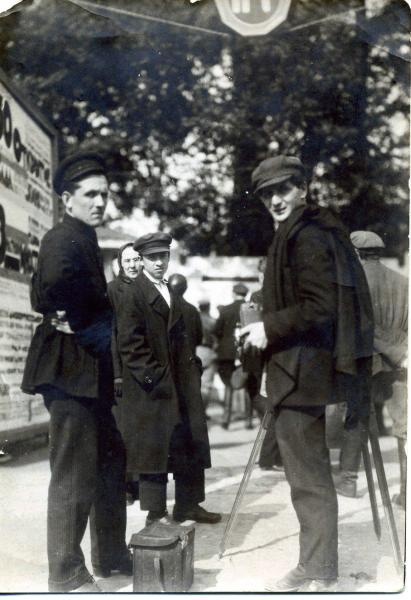Прохожие на улице города, 1920-е