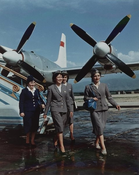 Девушки-бортпроводницы, 1961 год, Казахская ССР, г. Алма-Ата. Выставка «Перелет» с этой фотографией.