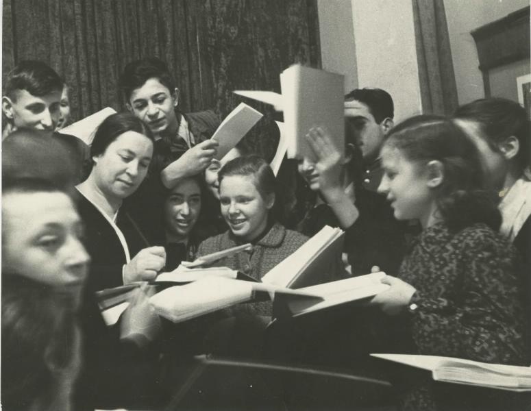 Писательница Агния Барто подписывает автографы юным читателям, 1950-е