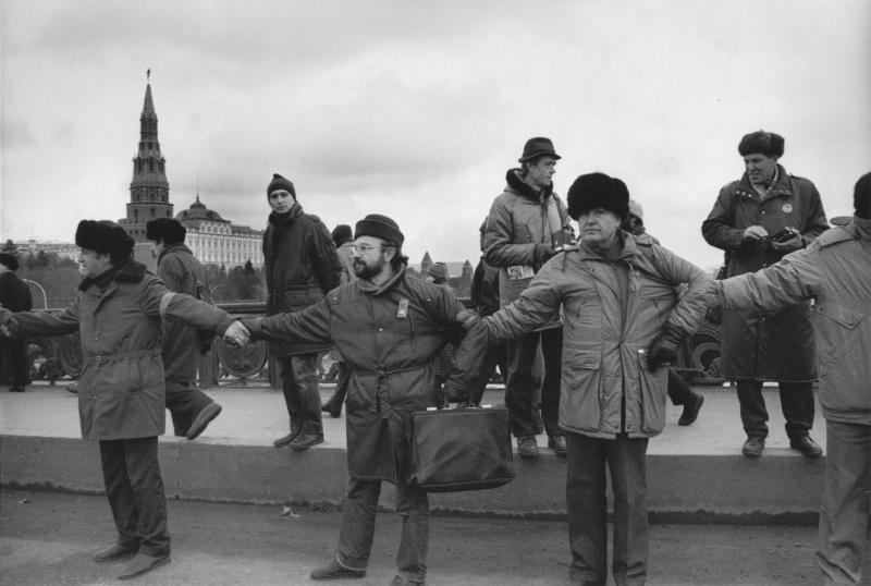 Большой Каменный мост, 7 ноября 1992, г. Москва. Выставка «Главный день в жизни мертвого государства» с этой фотографией.