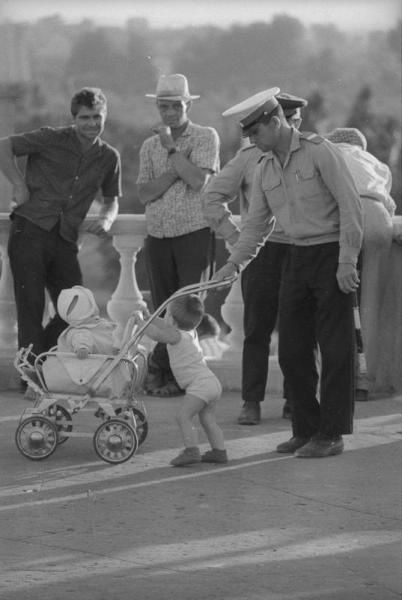 Малыши с коляской, 1967 год, Волгоградская обл., г. Волжский. Выставка «На посту» с этой фотографией.