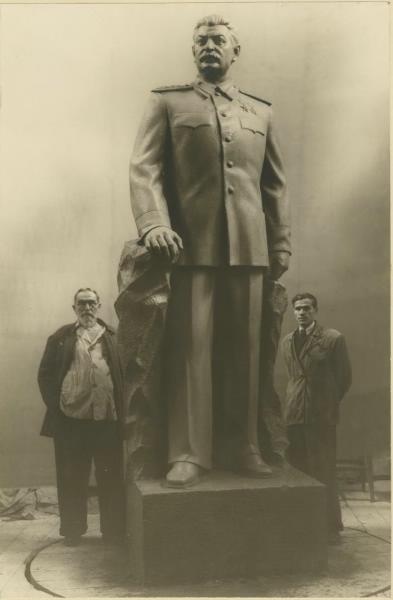 Скульптор у памятника Иосифу Сталину, 1945 - 1953