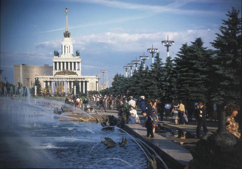 ВДНХ. Фонтан «Каменный цветок», 1970-е, г. Москва. Выставка «Москва праздничная» с этой фотографией.