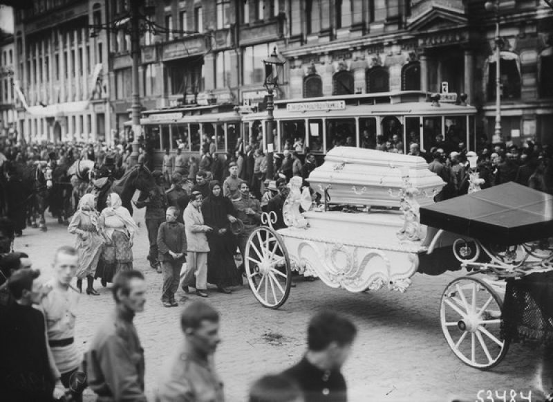 Похороны офицеров-казаков, 1917 год, г. Петроград. Родственники, военные, идущие в похоронной процессии мимо «Пассажа» на Невском проспекте.